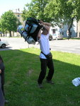 Nahazování batohu přes hlavu [Autor: Martin Calta]